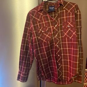 Medium brown checkered Wrangler Button down shirt. Mens.